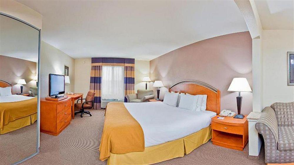 Holiday Inn Express Forest City By Ihg Zewnętrze zdjęcie