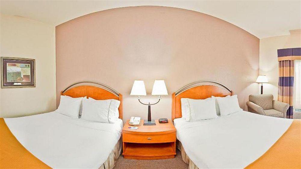 Holiday Inn Express Forest City By Ihg Zewnętrze zdjęcie