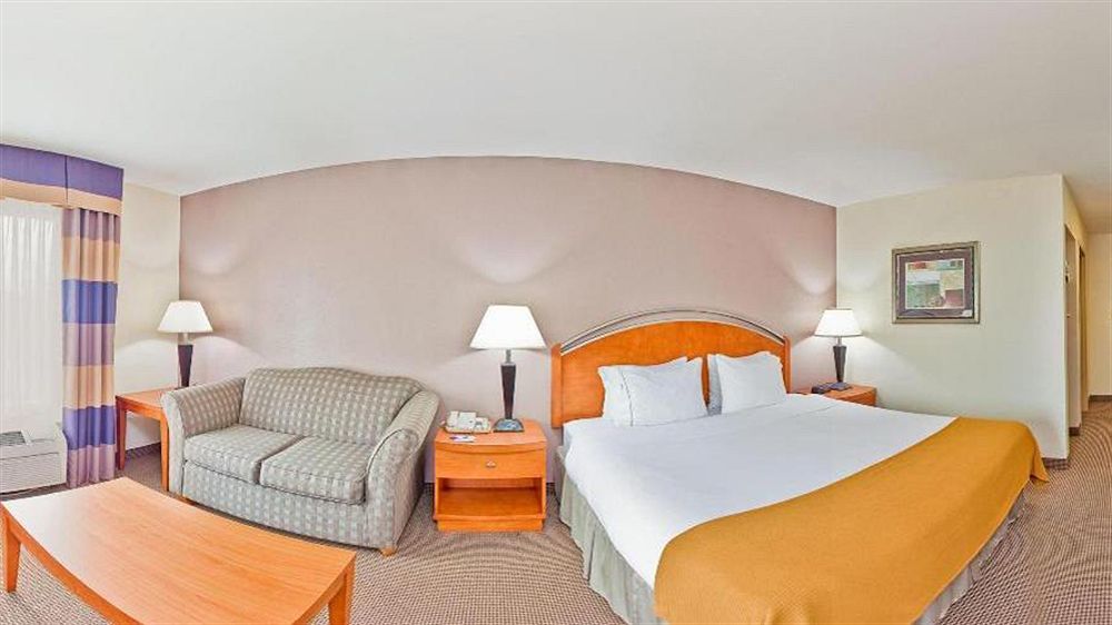 Holiday Inn Express Forest City By Ihg Zewnętrze zdjęcie